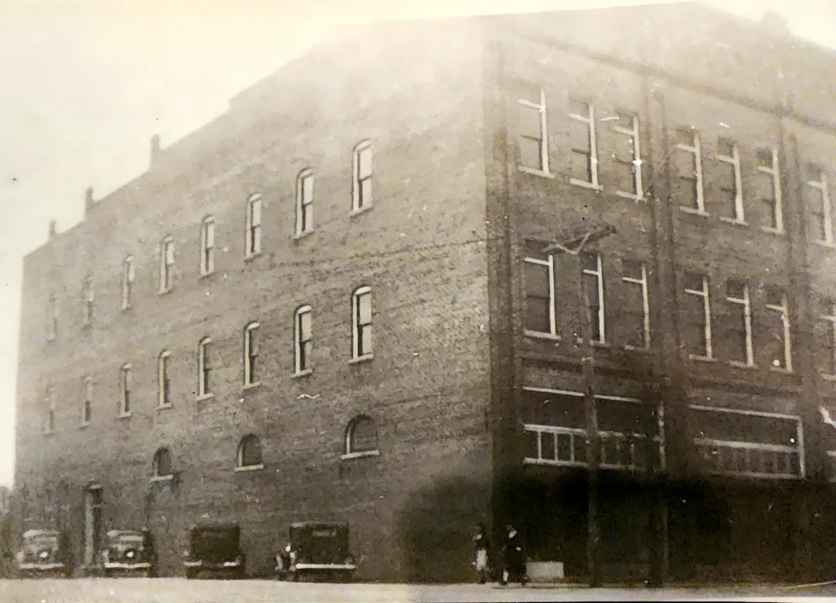 an old photo of a large building