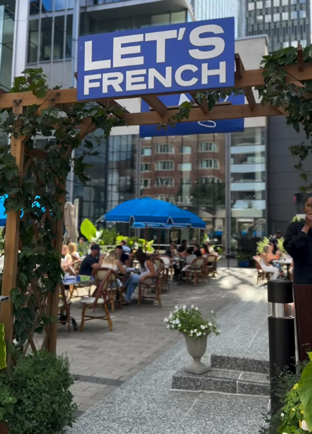 Spring Cocktails & Alfresco Dining at Rochambeau