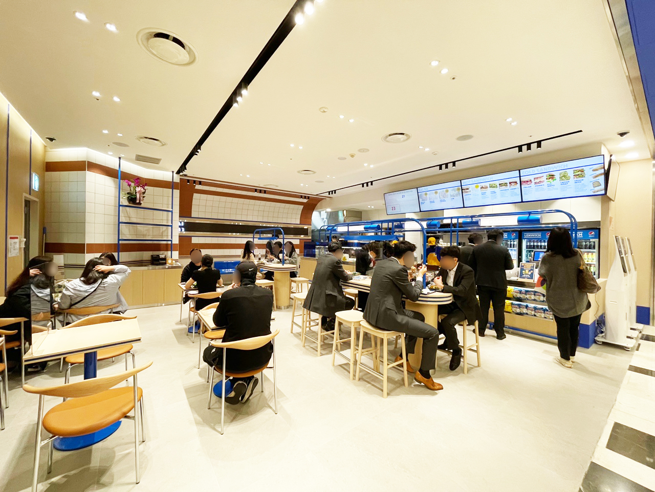 inside of Seoul Lenwich at IFC 