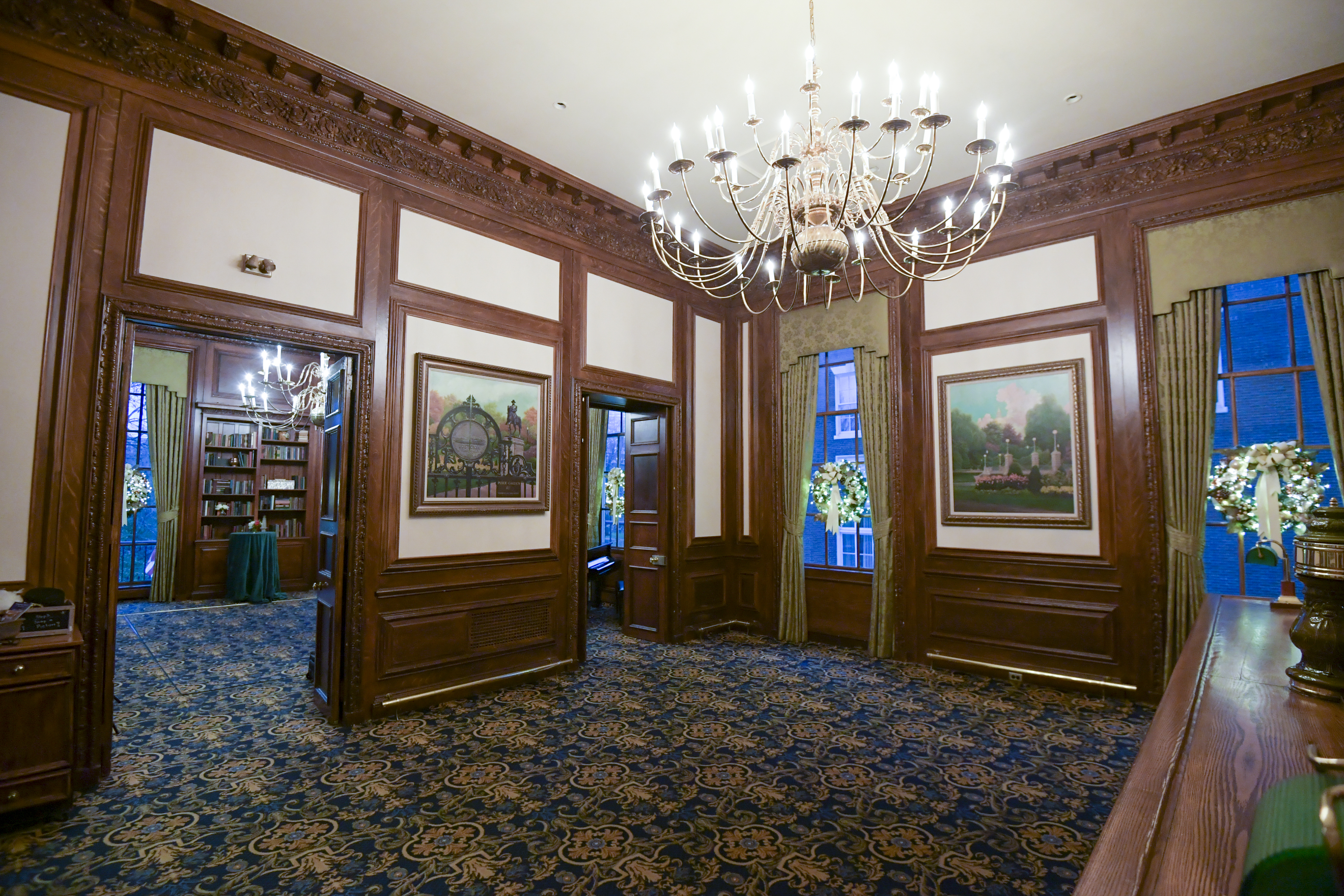 an entry way into a room