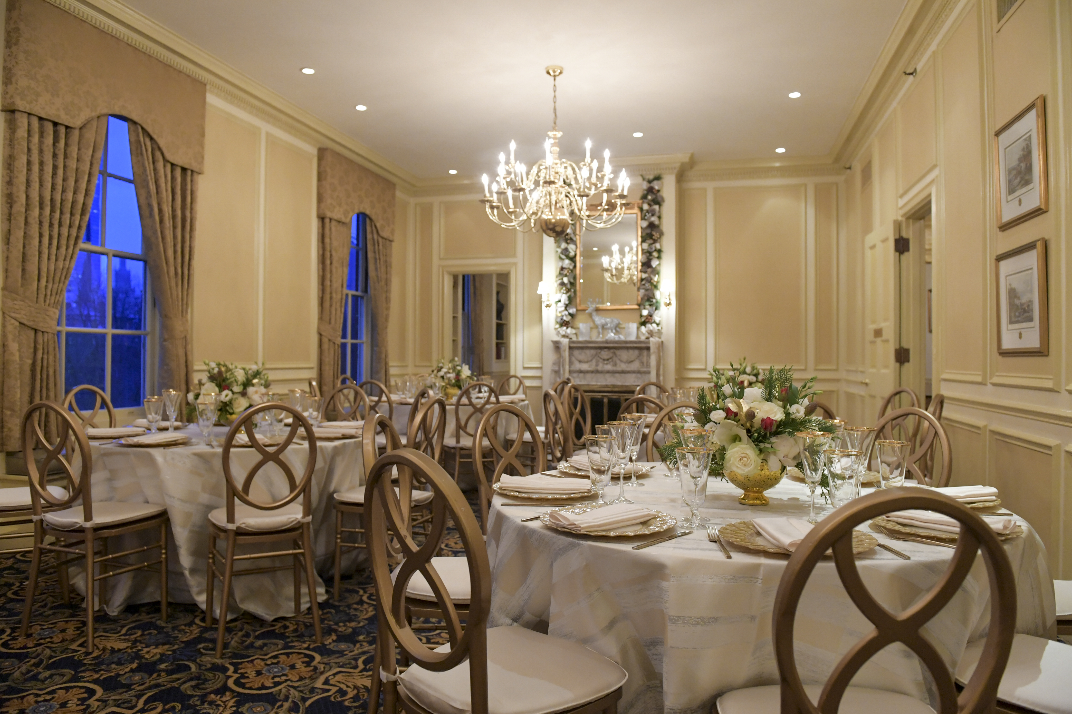 a room filled with tables and chairs