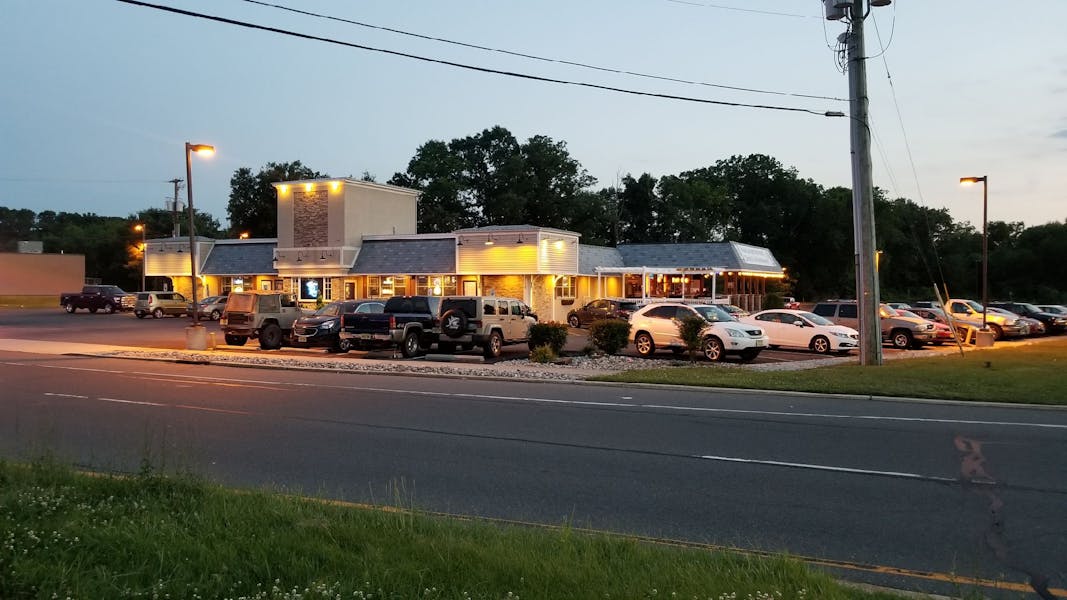 Williamstown Hours + Location Racks Pub & Grill