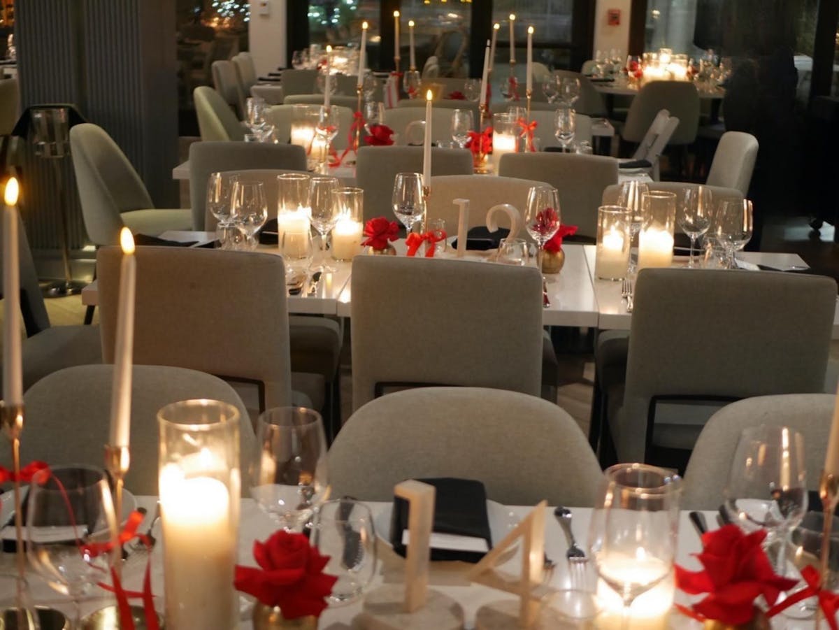 A stylish table with white chairs, emphasizing a bright and contemporary atmosphere.