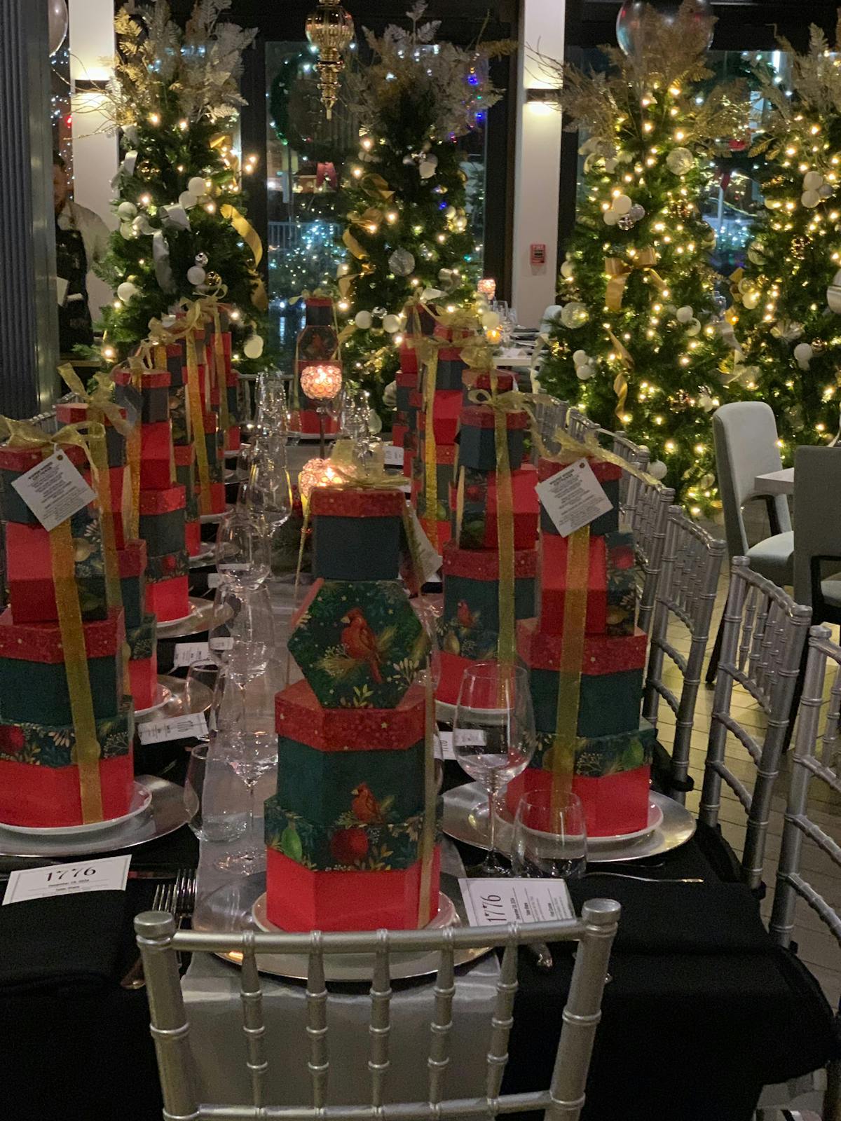 A beautifully arranged table for Christmas dinner, adorned with festive decorations and seasonal tableware.