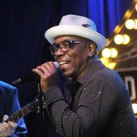 Larry Braggs (9:00 PM)