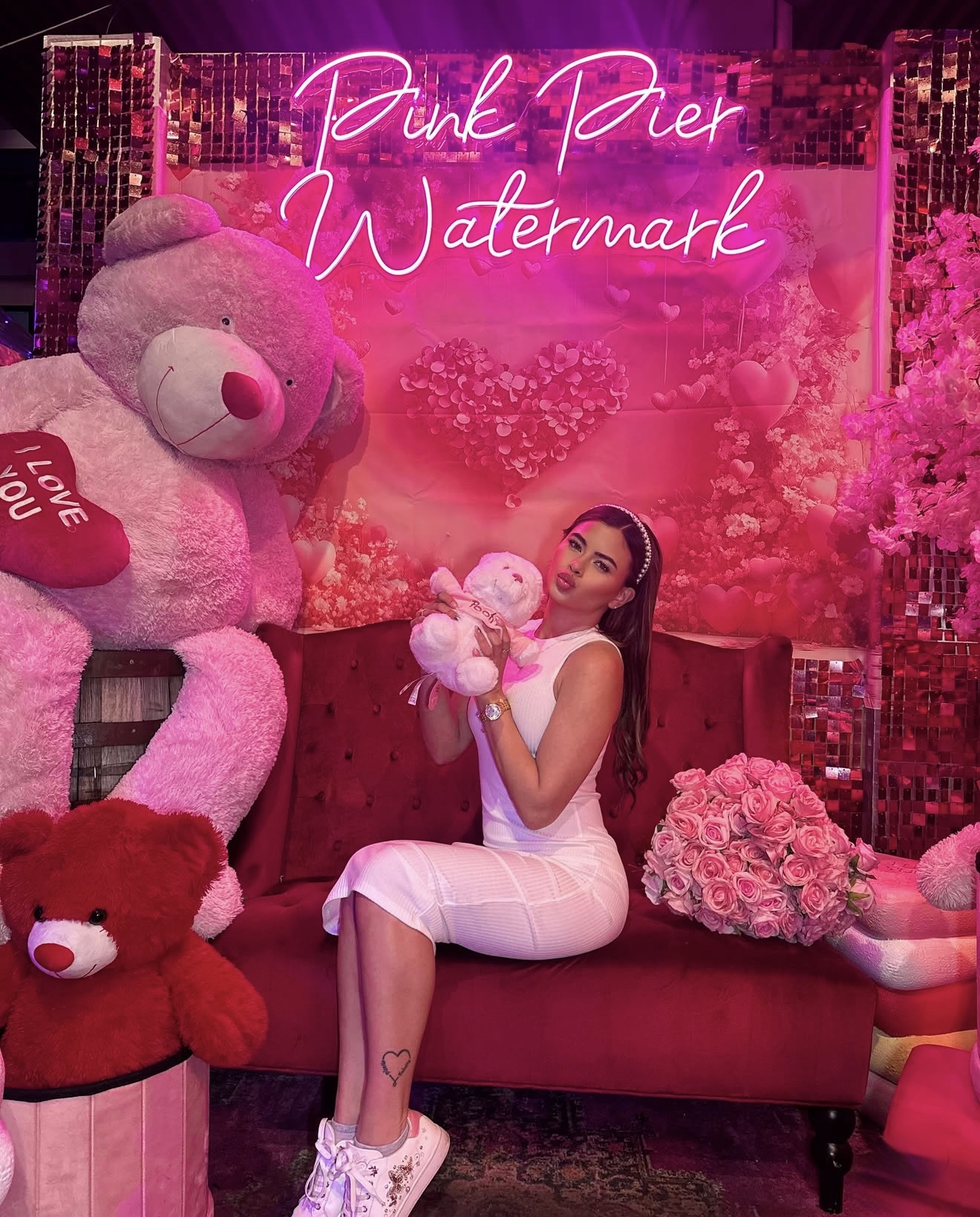 Pink Pier seating detail with waterfront views at Watermark Pier 15