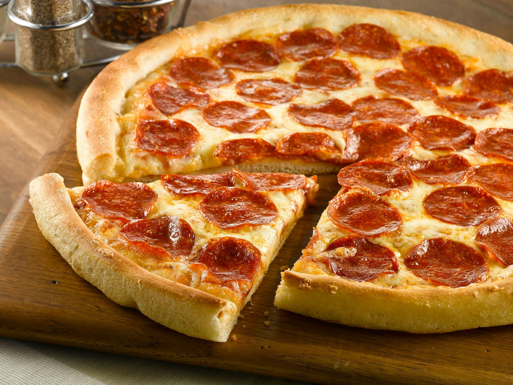 https://images.getbento.com/accounts/78eba03cd1ffcc3a68b2b21e4fb8e156/media/images/68904Pepperoni-Pizza.jpg?w=1800&fit=max&auto=compress,format&h=1800