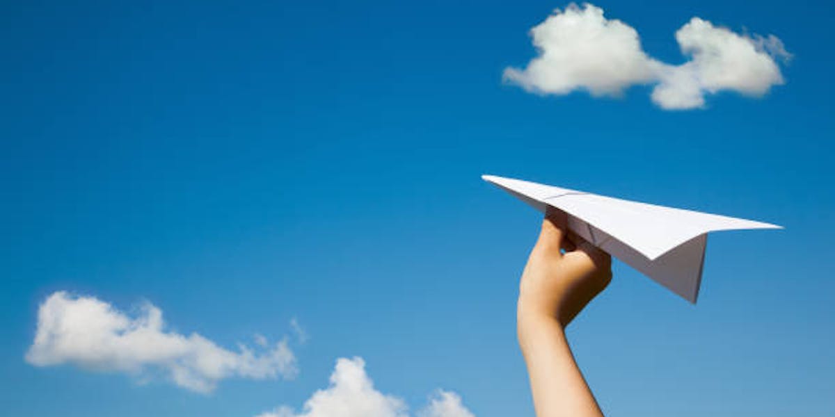 Мой бумажный самолет отправляется в полет. Запускает бумажный самолетик. Ребенок запускает бумажный самолетик. Запуск бумажных самолетиков. Бумажный самолетик в руках ребенка.