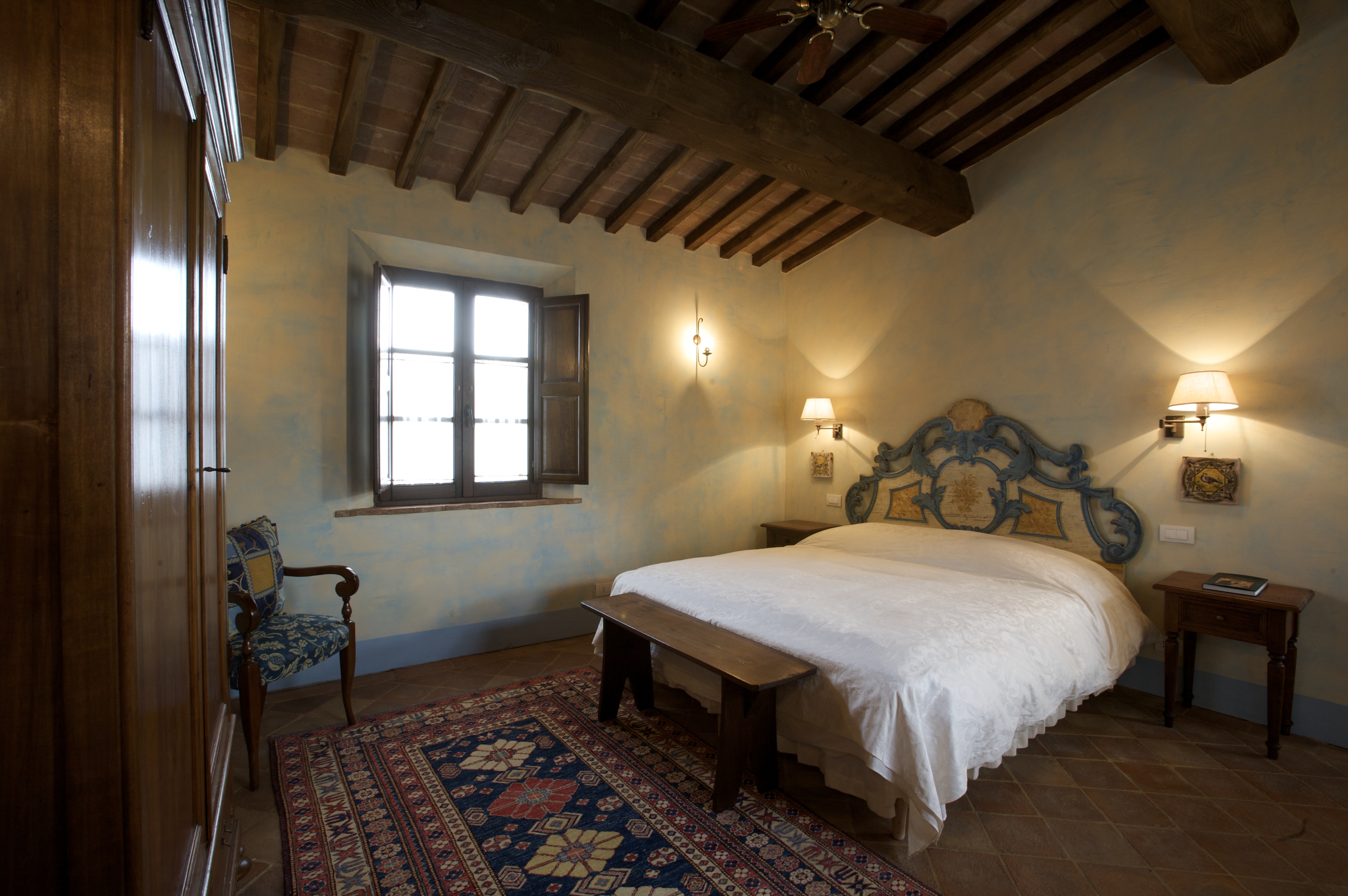 a bedroom with a bed in a hotel room