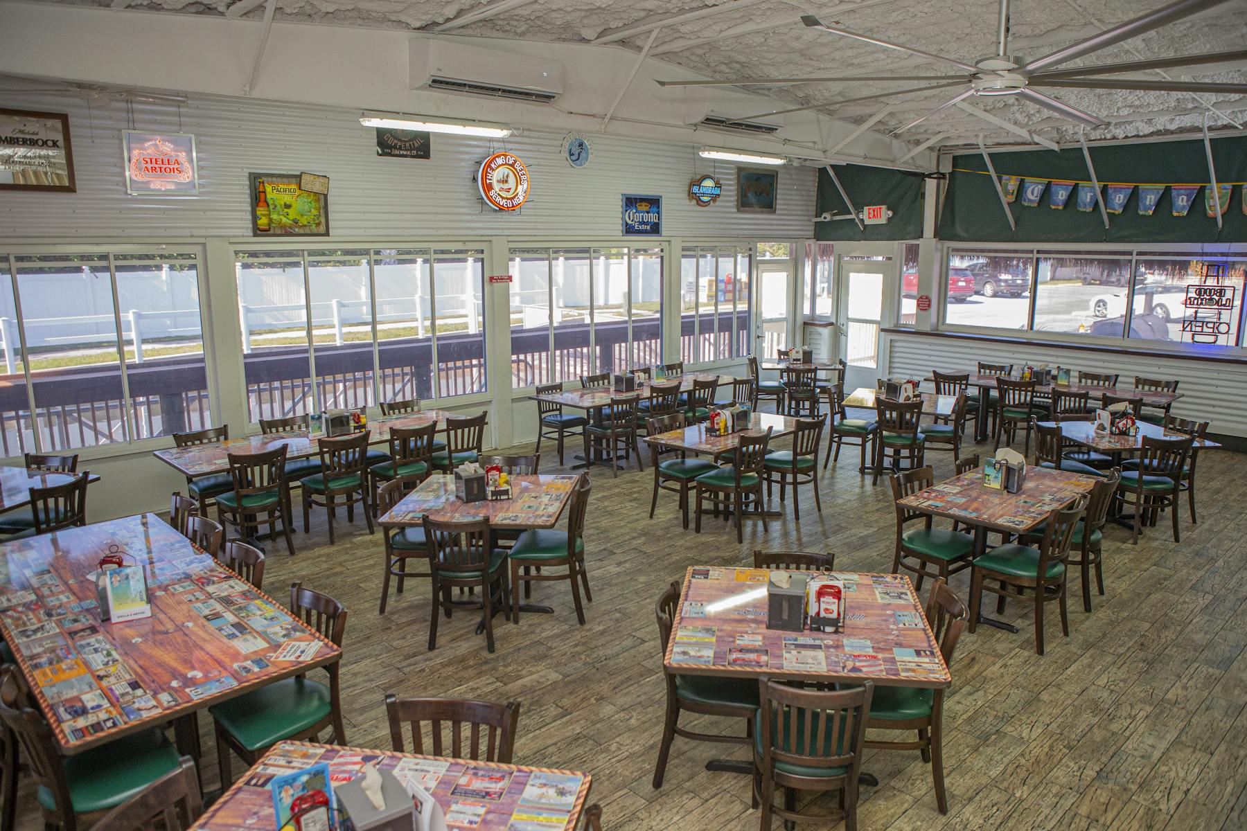 a room filled with furniture and a table in a restaurant