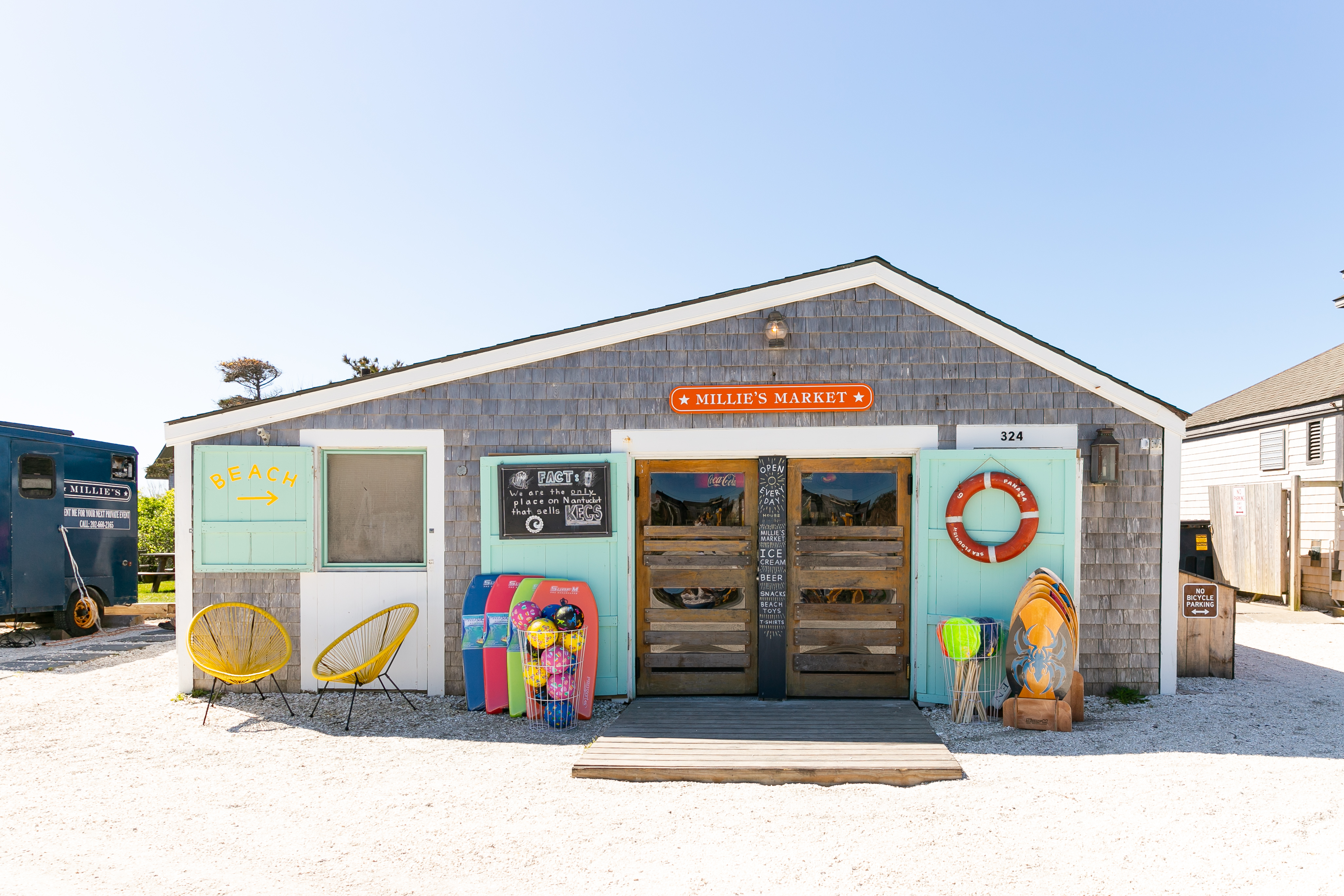 a bus parked in front of a building