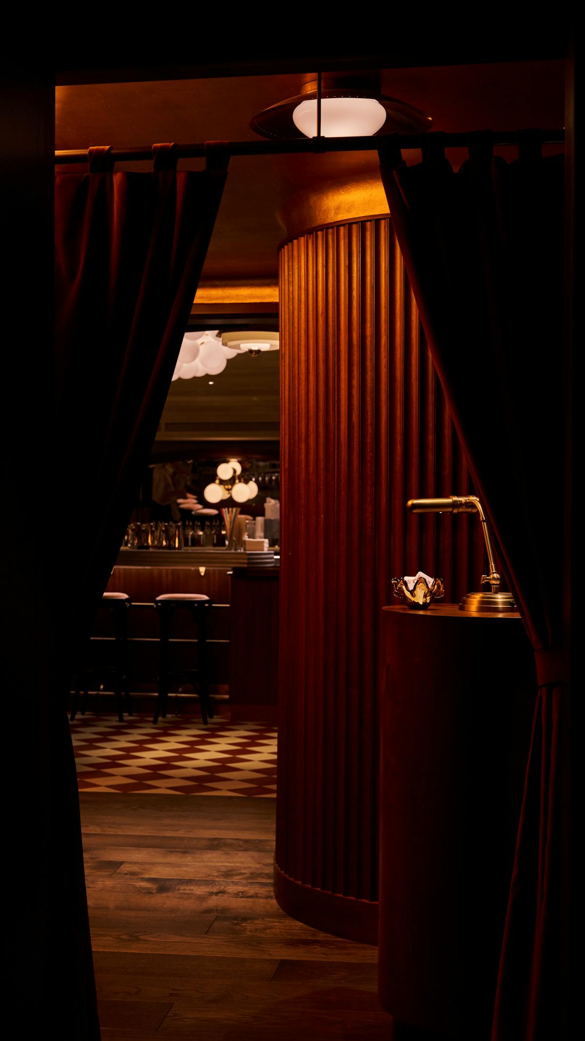 a chair sitting in a dark room