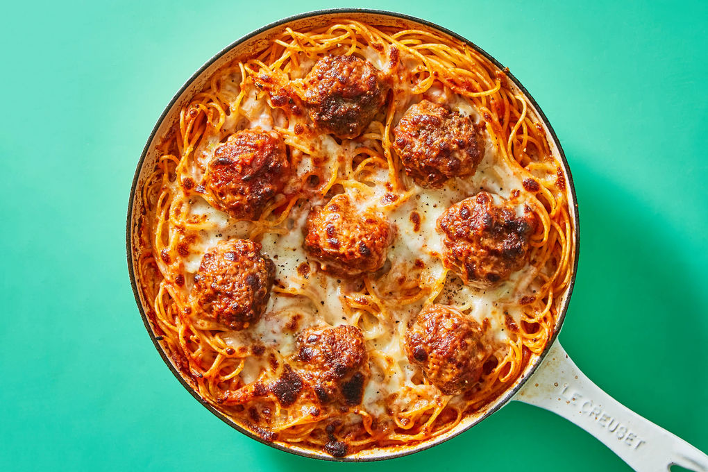 a pan of spaghetti and meatballs