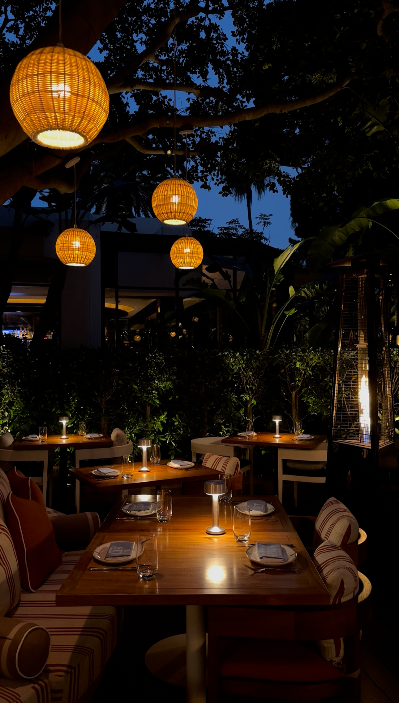 SET Steak and sushi in Newport Beach is now open until 11 pm.