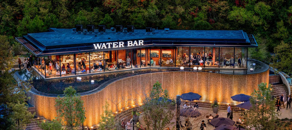 the outside of the restaurant