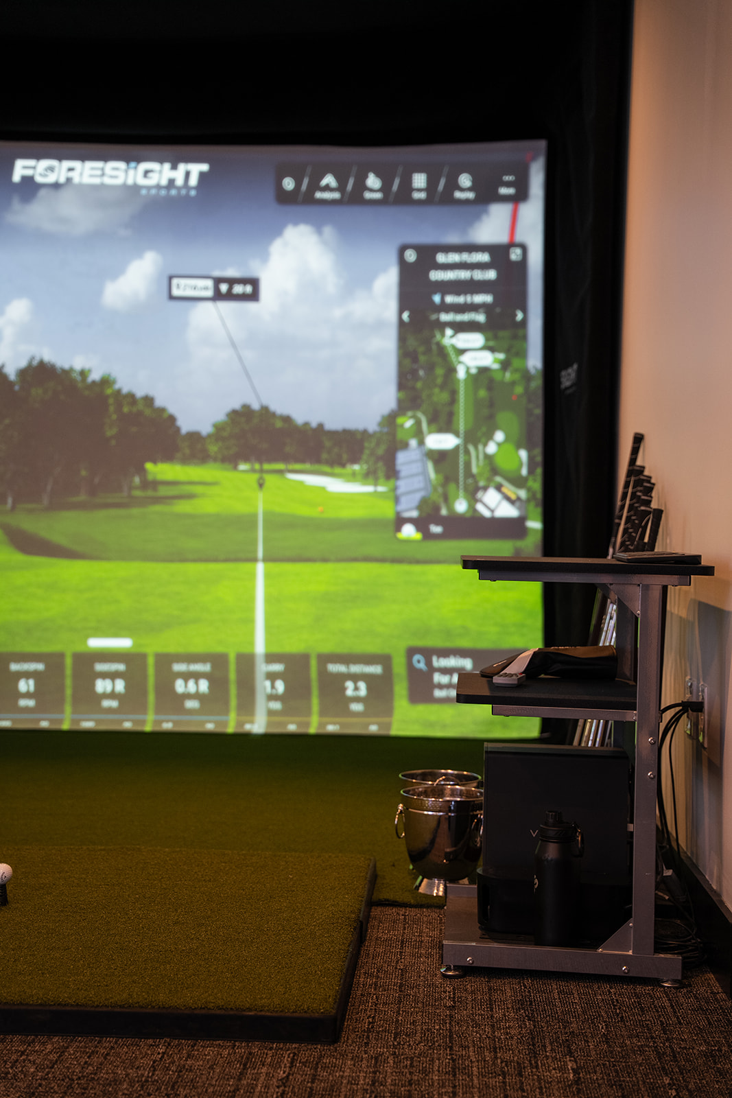 INdoor Golf Simulator in Arcade Bar