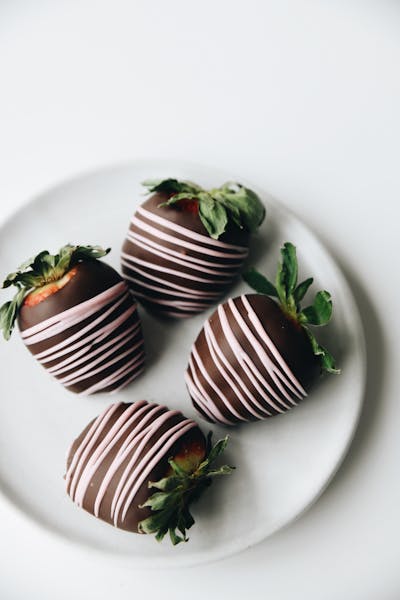 CHOCOLATE COVERED STRAWBERRIES Billie's Grocery Organic Whole Eats