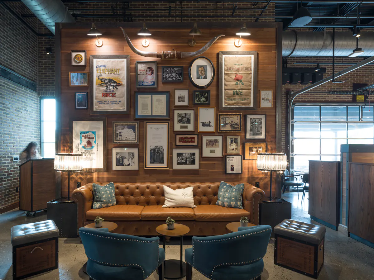 a room filled with furniture and a table in a restaurant