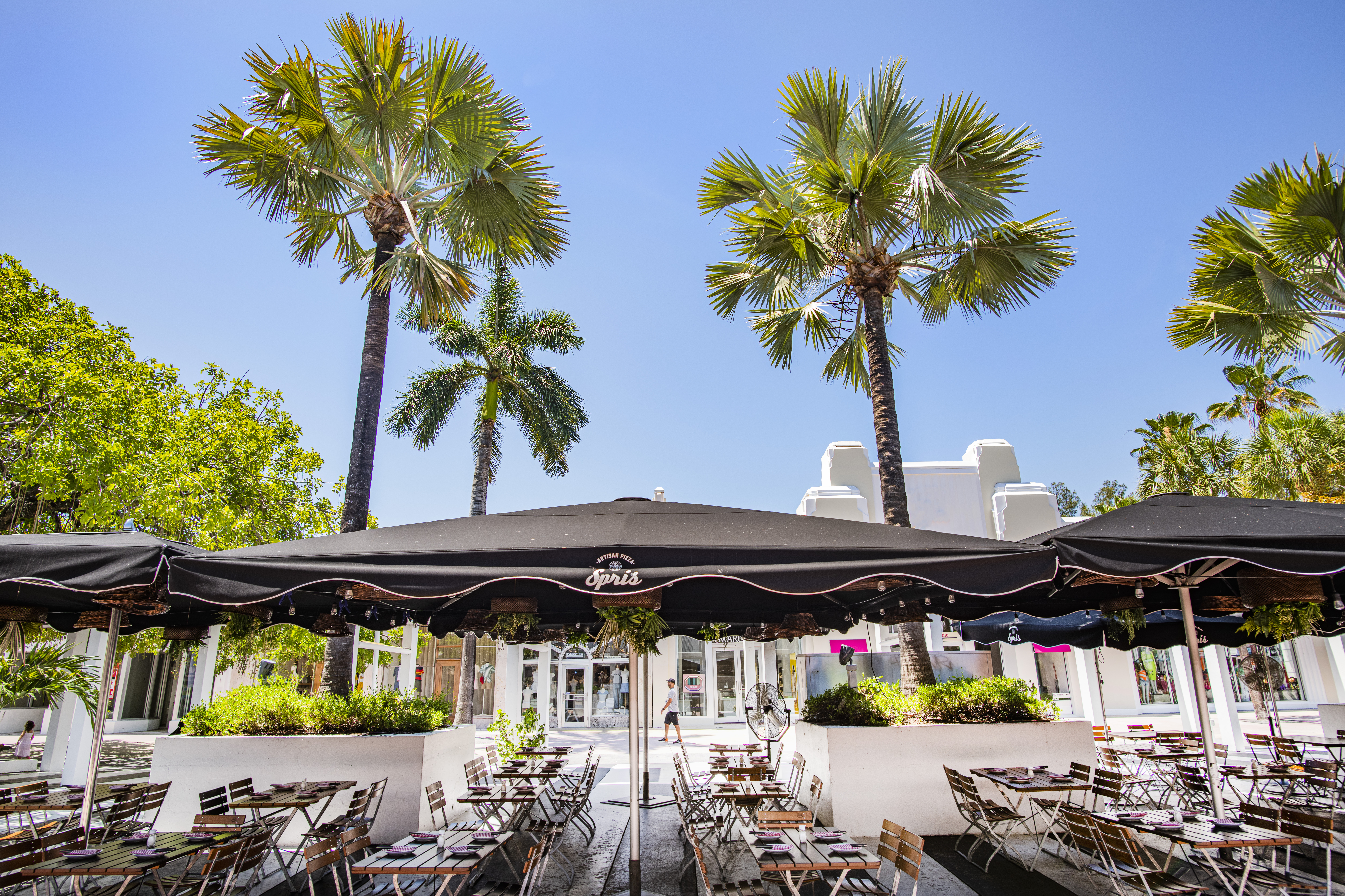 a group of lawn chairs sitting on top of a building