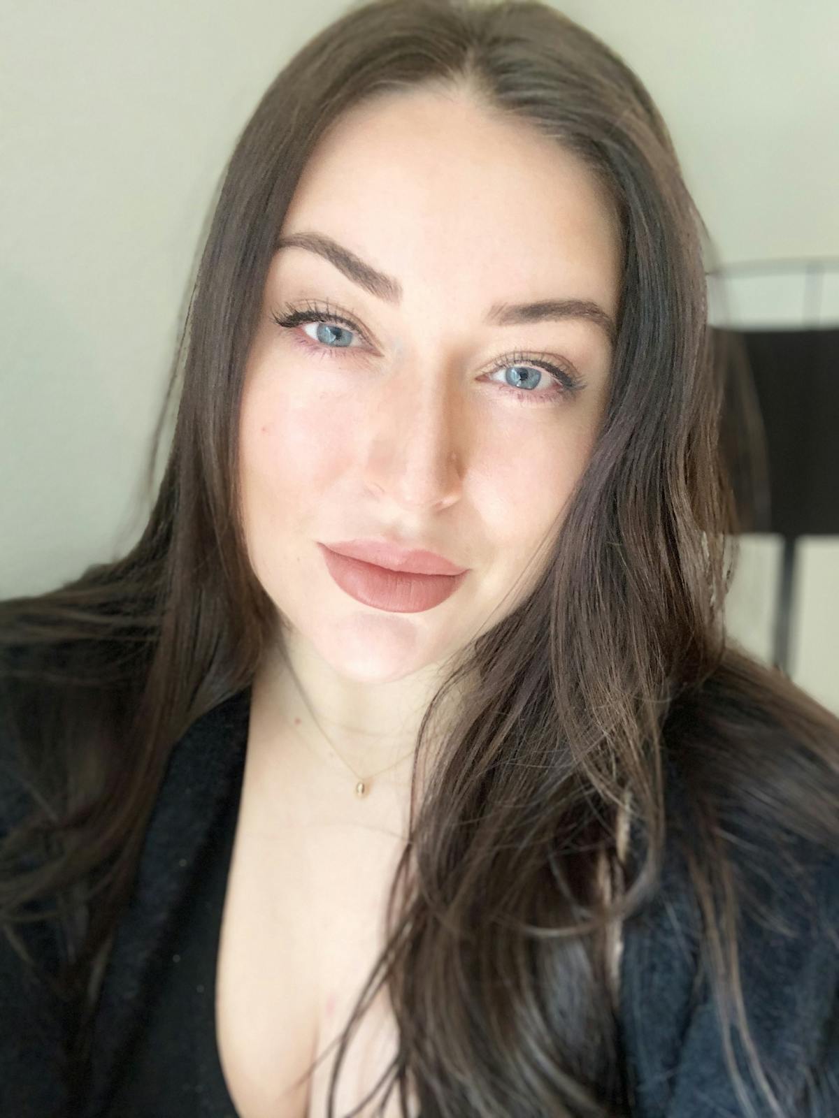 a close up of a woman