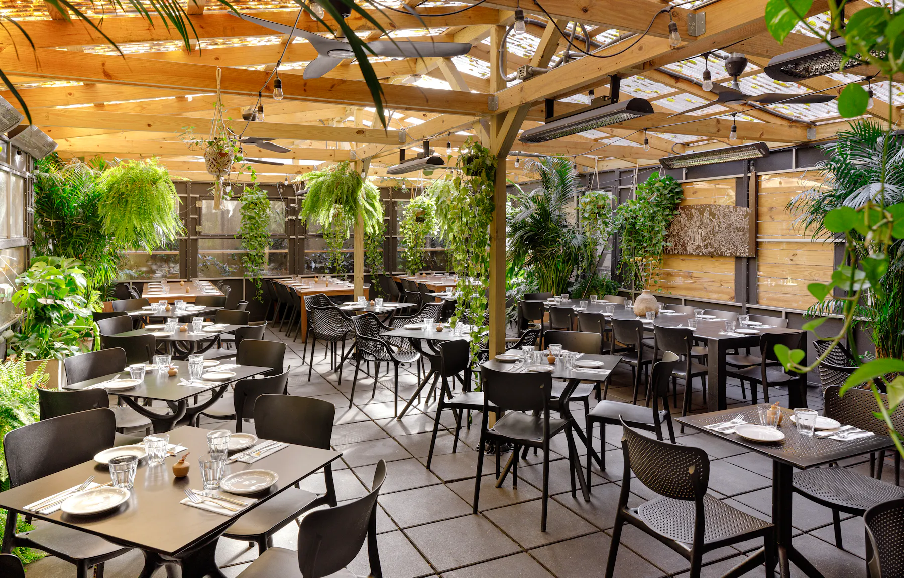 Whole roasted pig at the center of a feast table