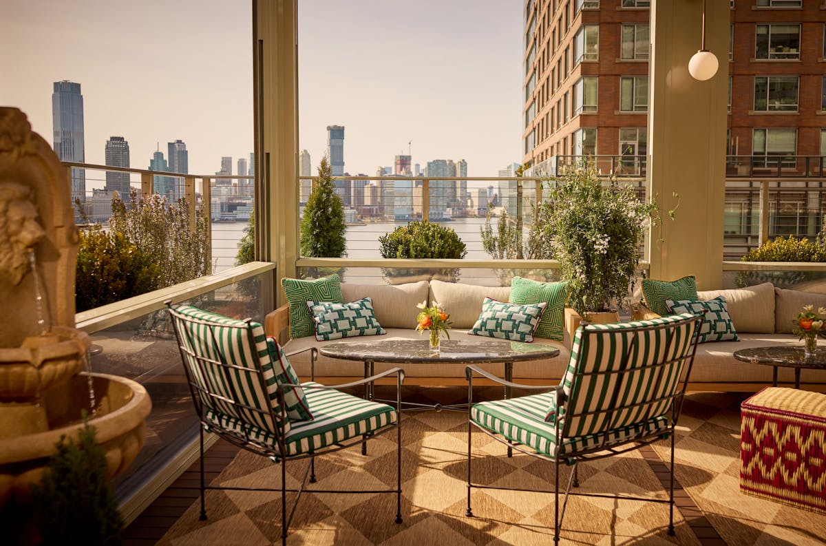 Leonessa Lounge & View
