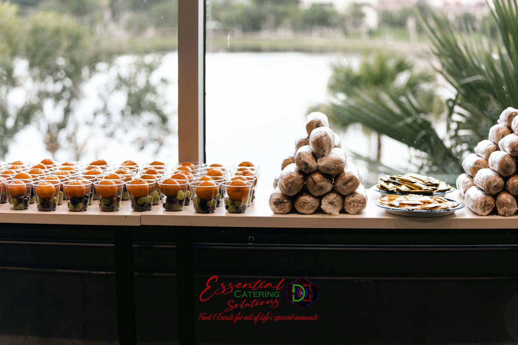 a bunch of food is on display in a store window