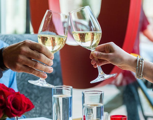 Clinking champagne glasses