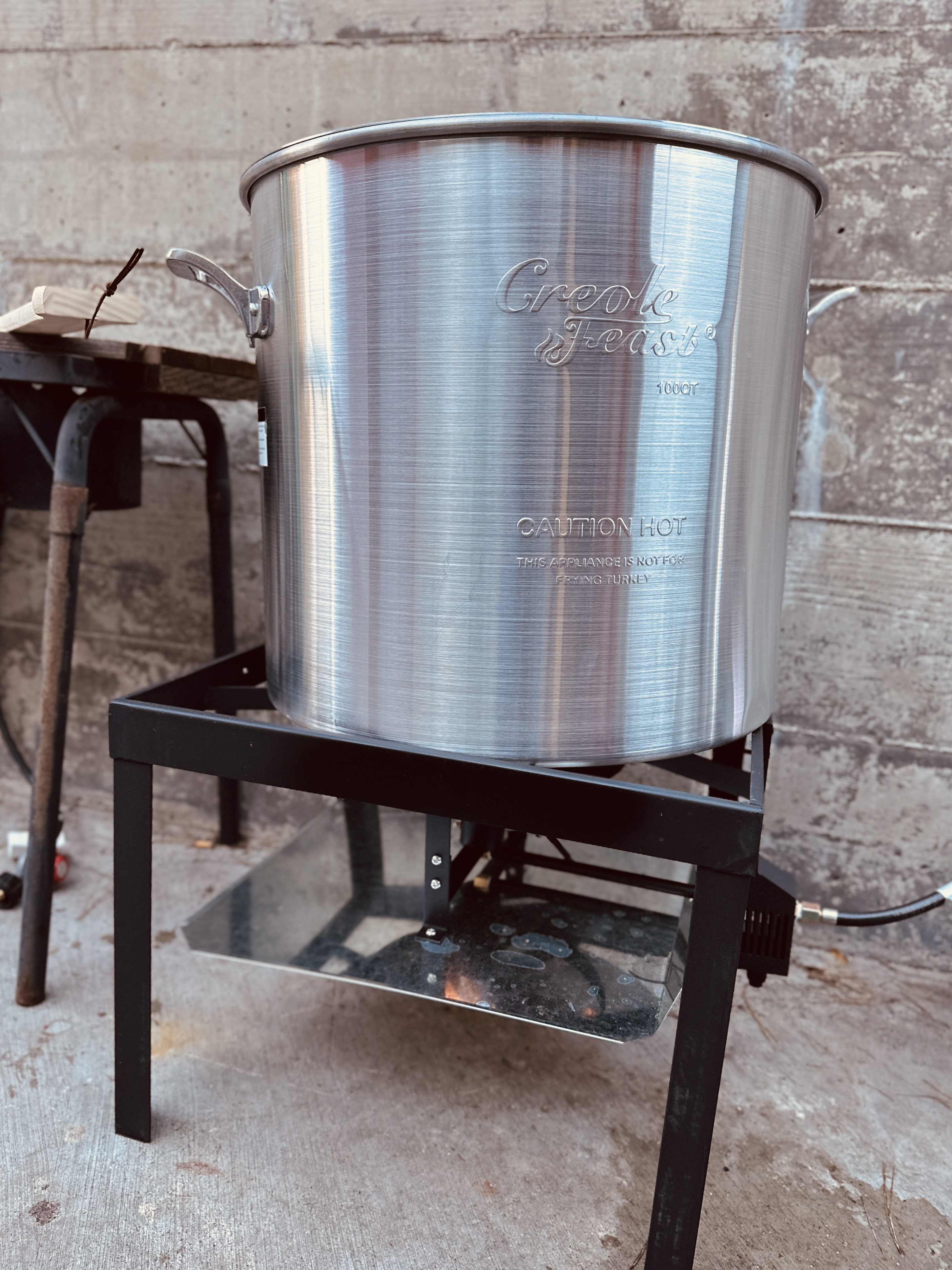 a pot that is sitting on a chair