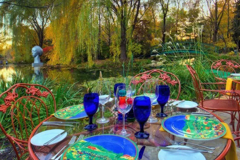 outdoor place setting at Rat's