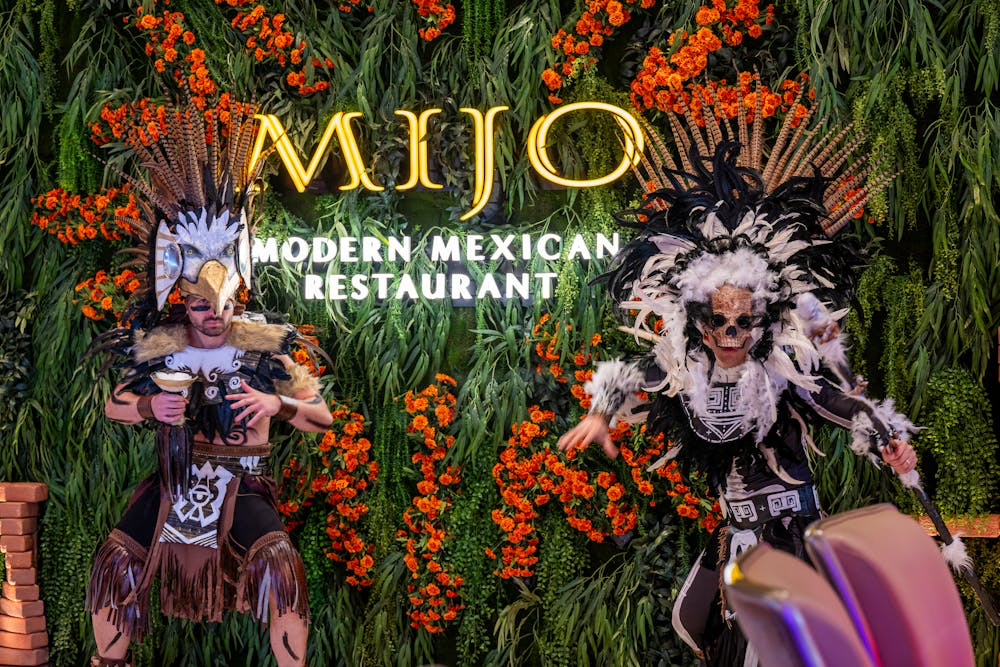 carnival performers at this las vegas mexican restuarant