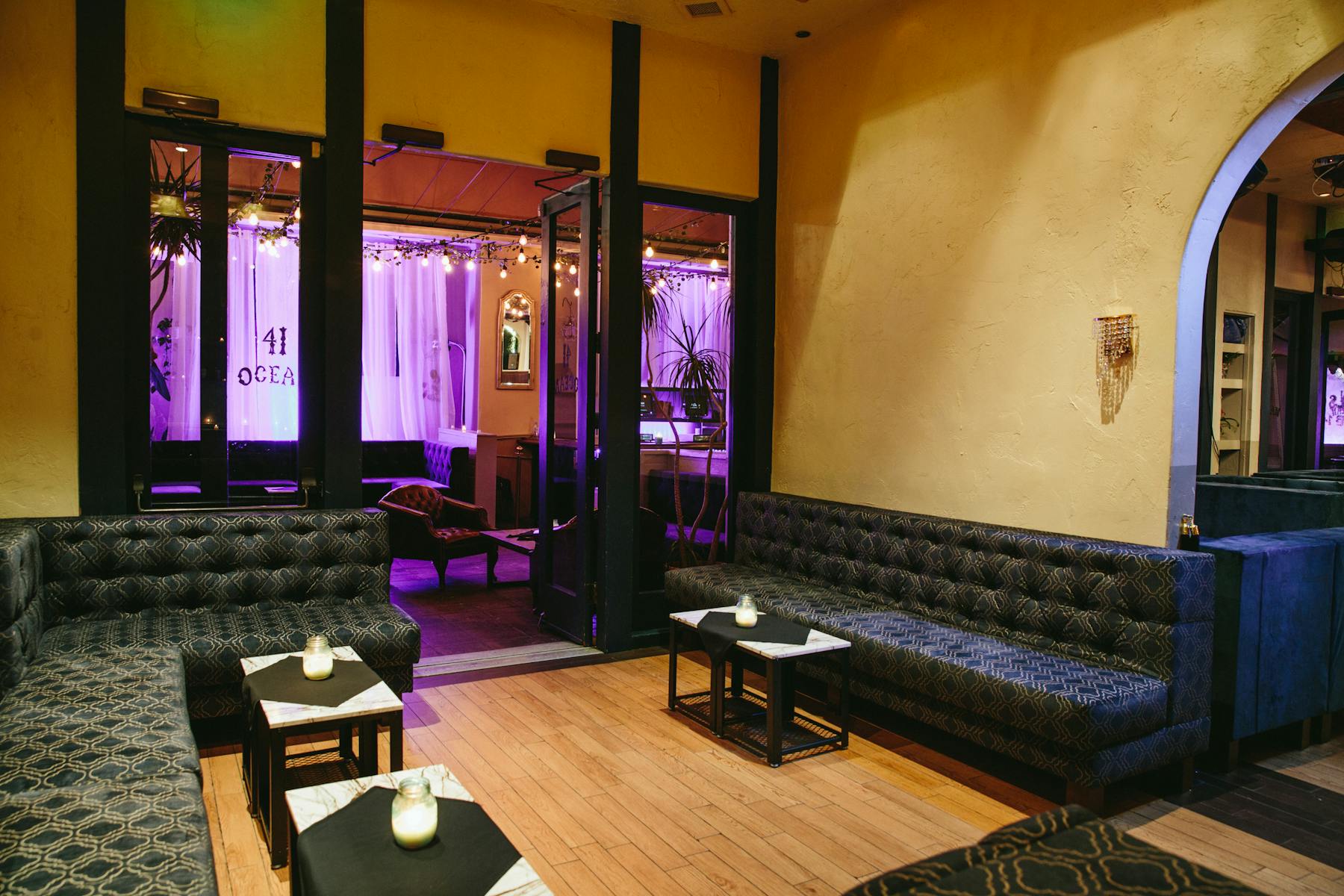 a large room filled with sitting booths and small tables