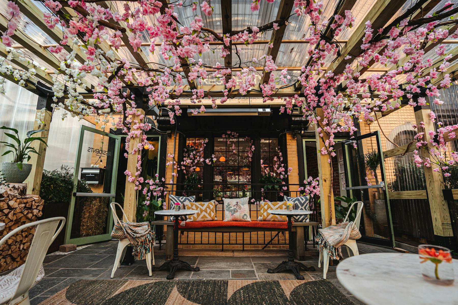 residents-caf-bar-restaurant-cocktail-bar-in-washington-dc