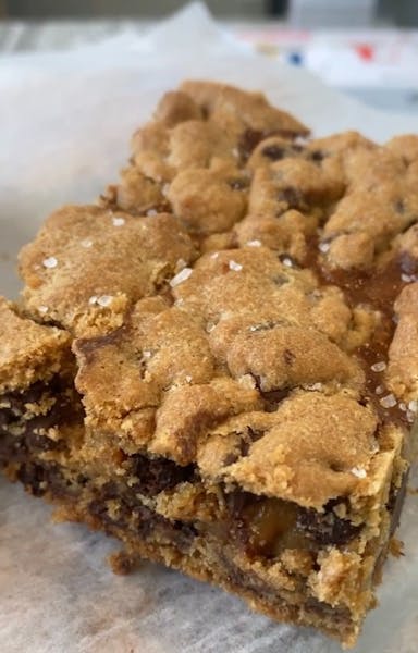Salted Caramel Chocolate Chip Cookie Bar Cake In A Cup Bakery in