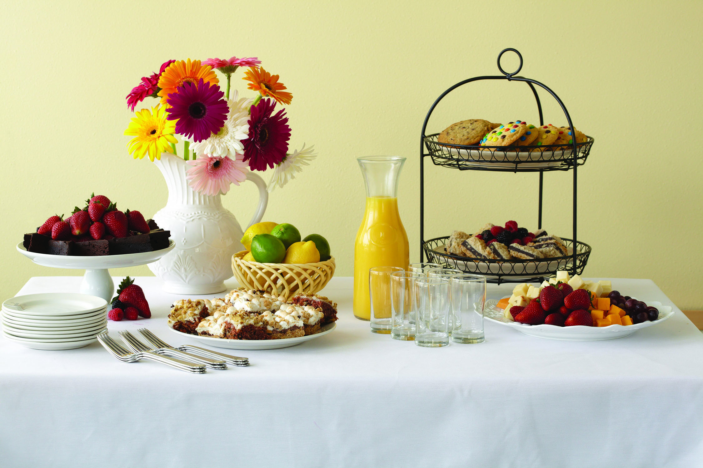 a plate topped with a vase of flowers on a table