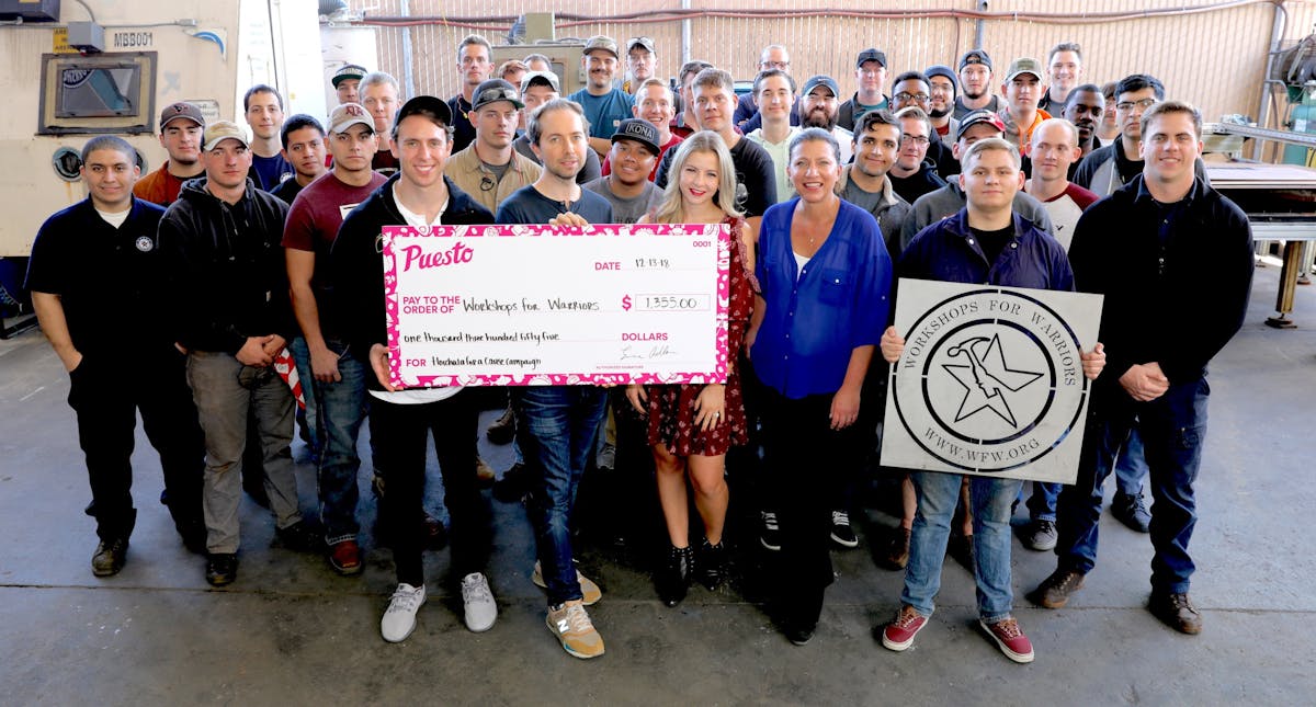Puesto Cares image, an image of a crowd smiling to the camera