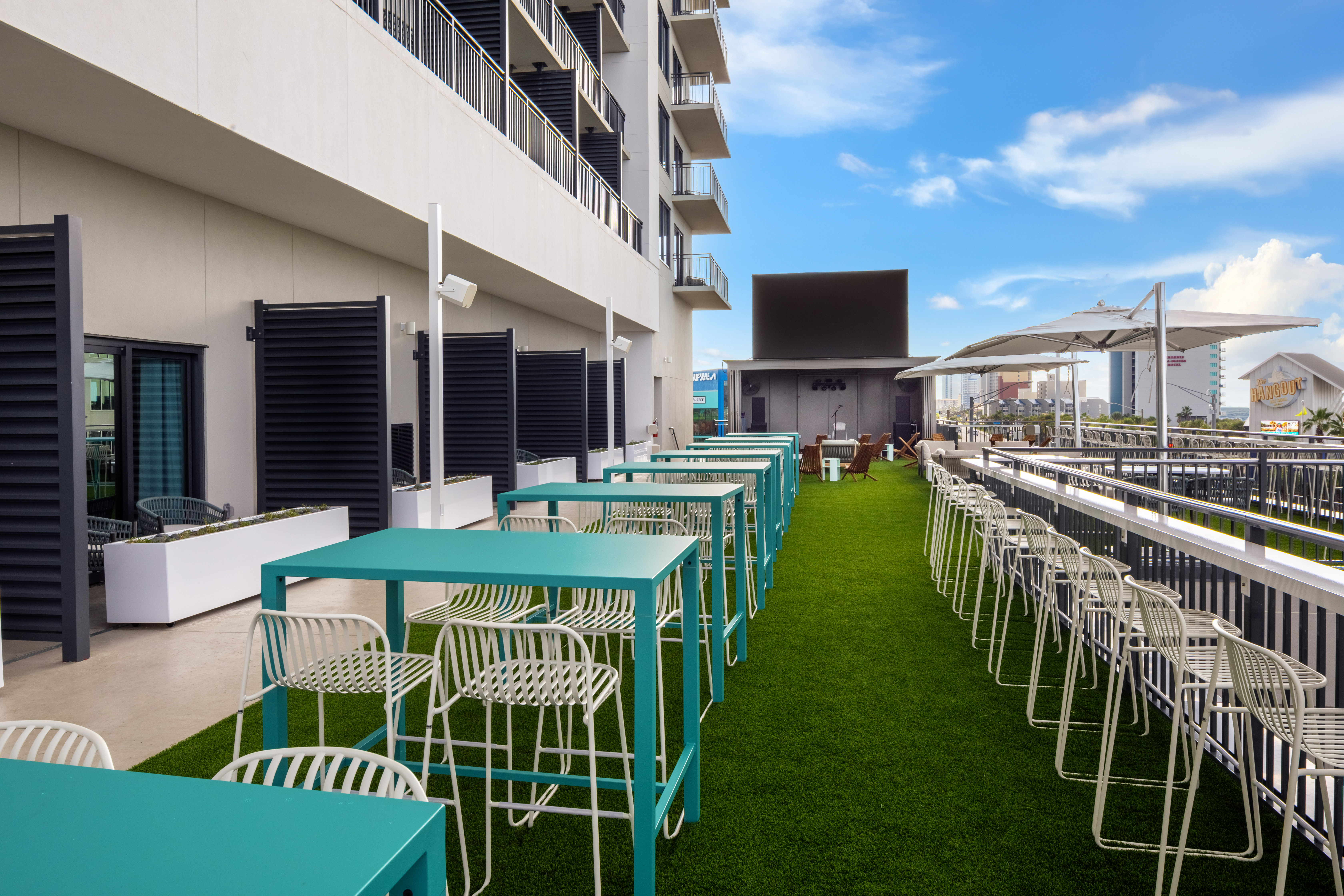 a couple of lawn chairs sitting on top of a building