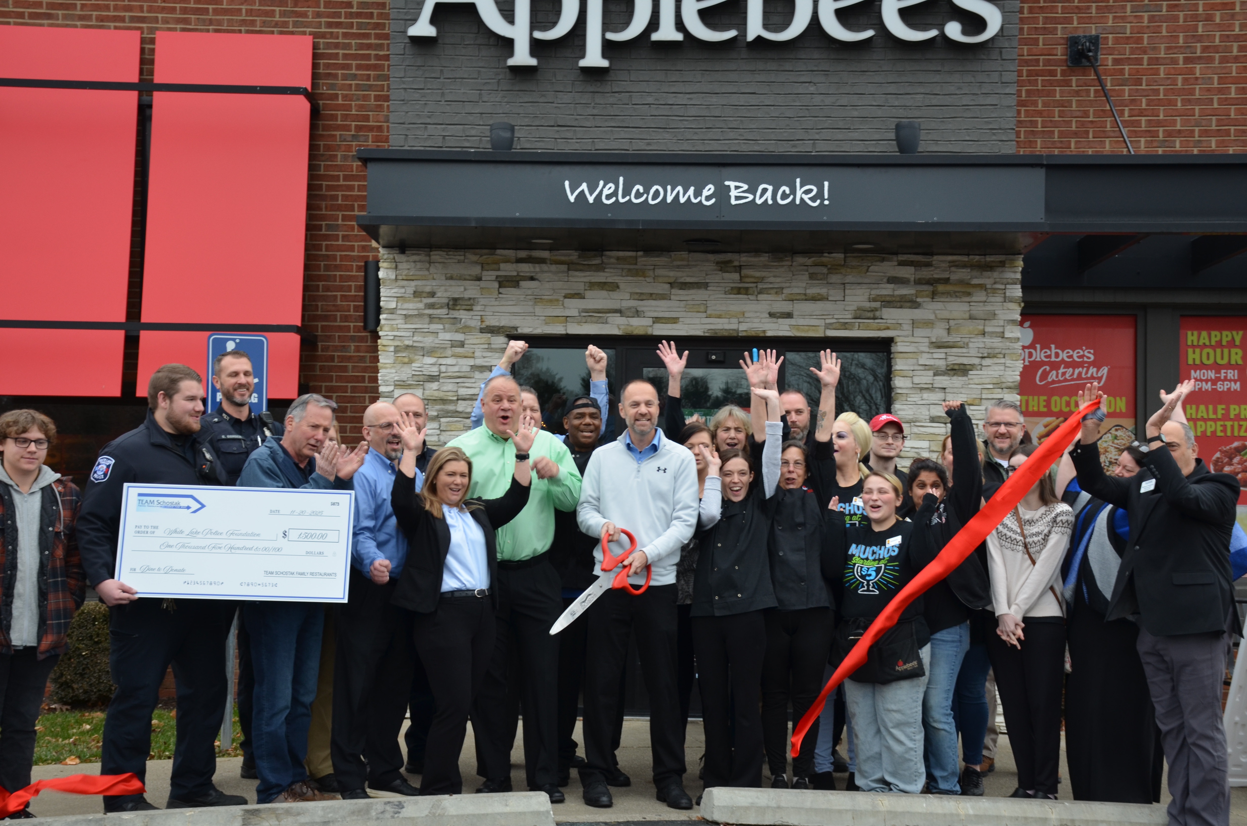 a group of people in front of an applebee's