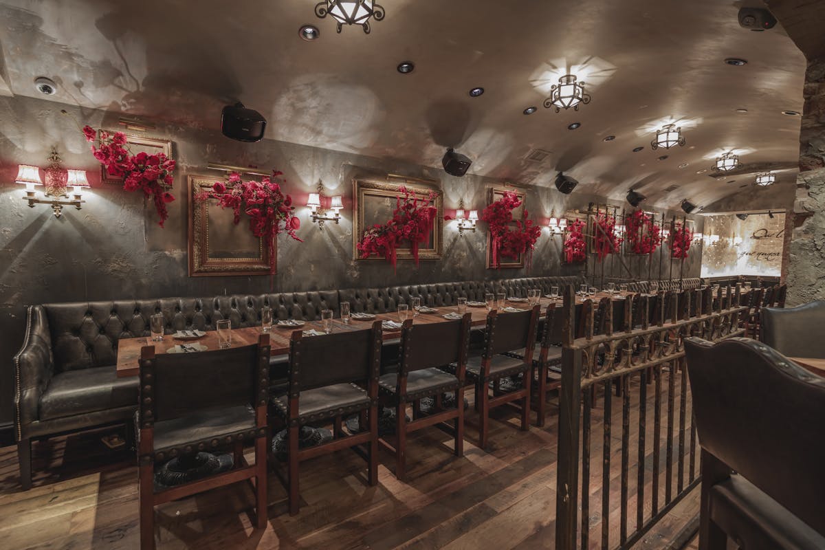 a bunch of furniture in a room