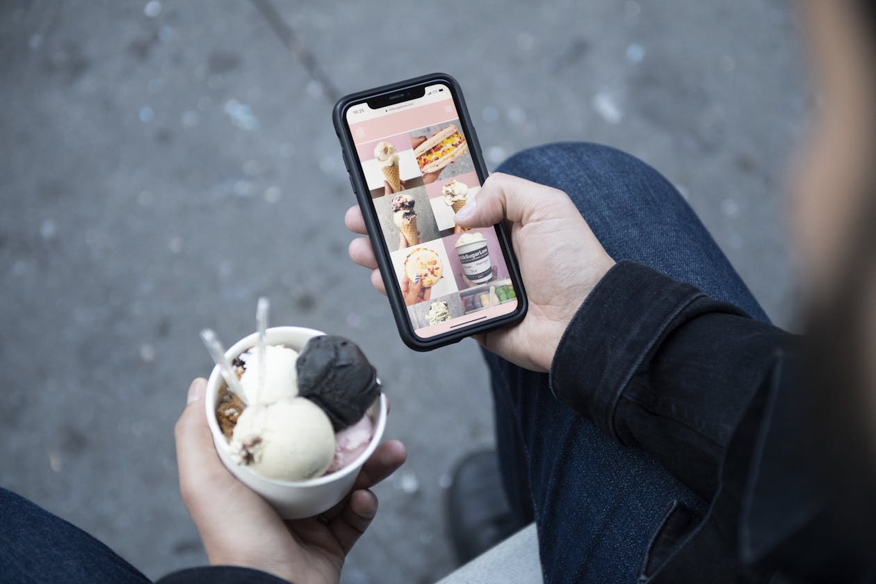 a hand holding a cell phone