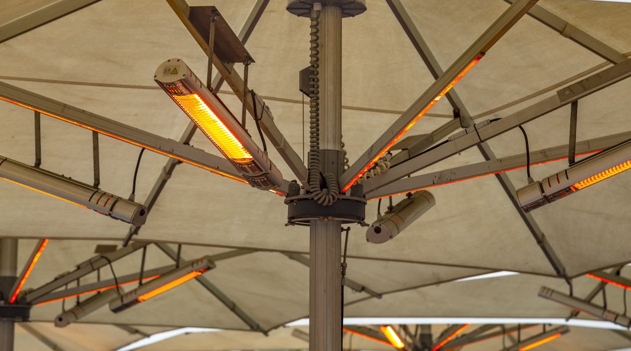 Infrared heat lamps for outdoor diners