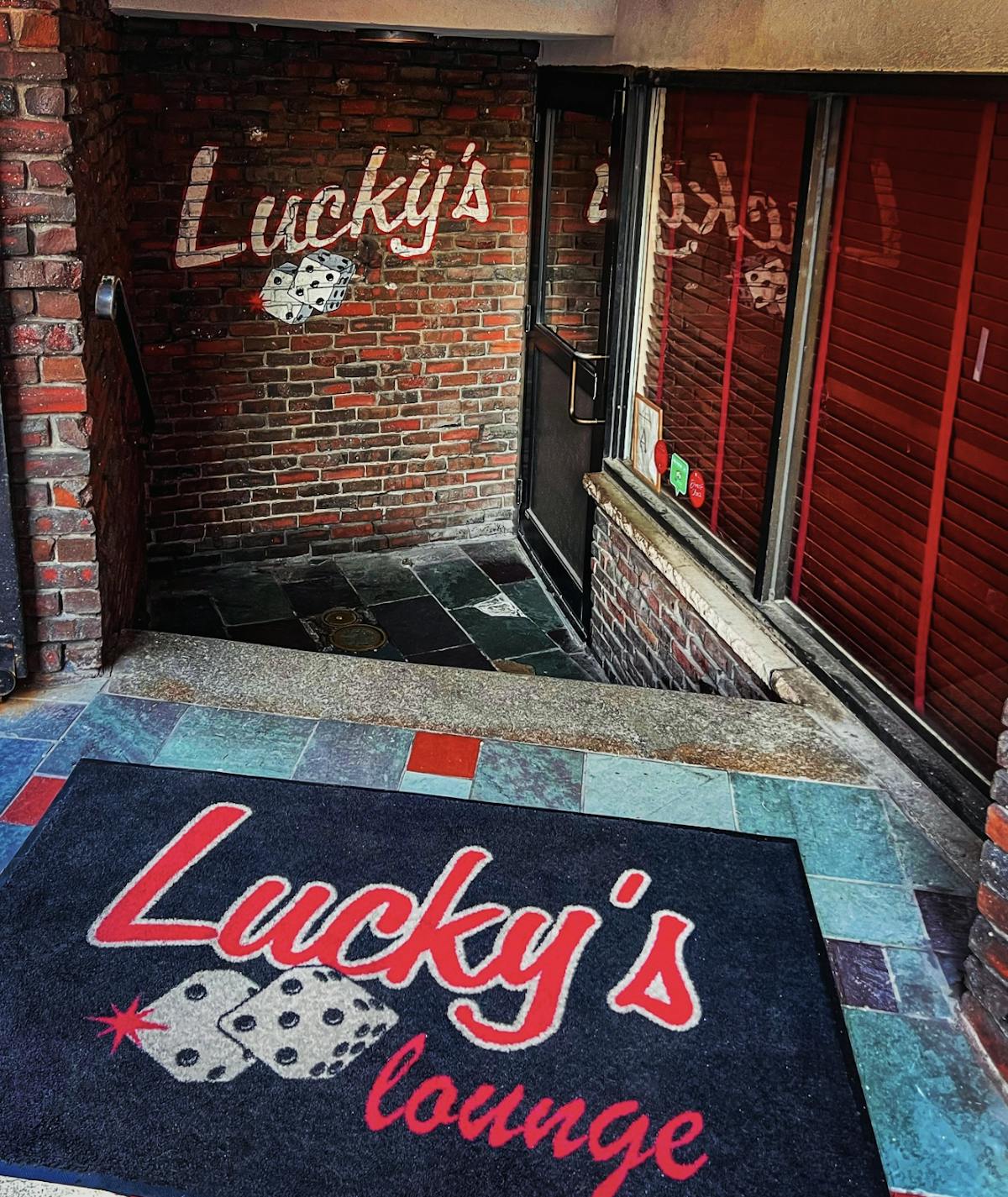 Lucky's Lounge entrance