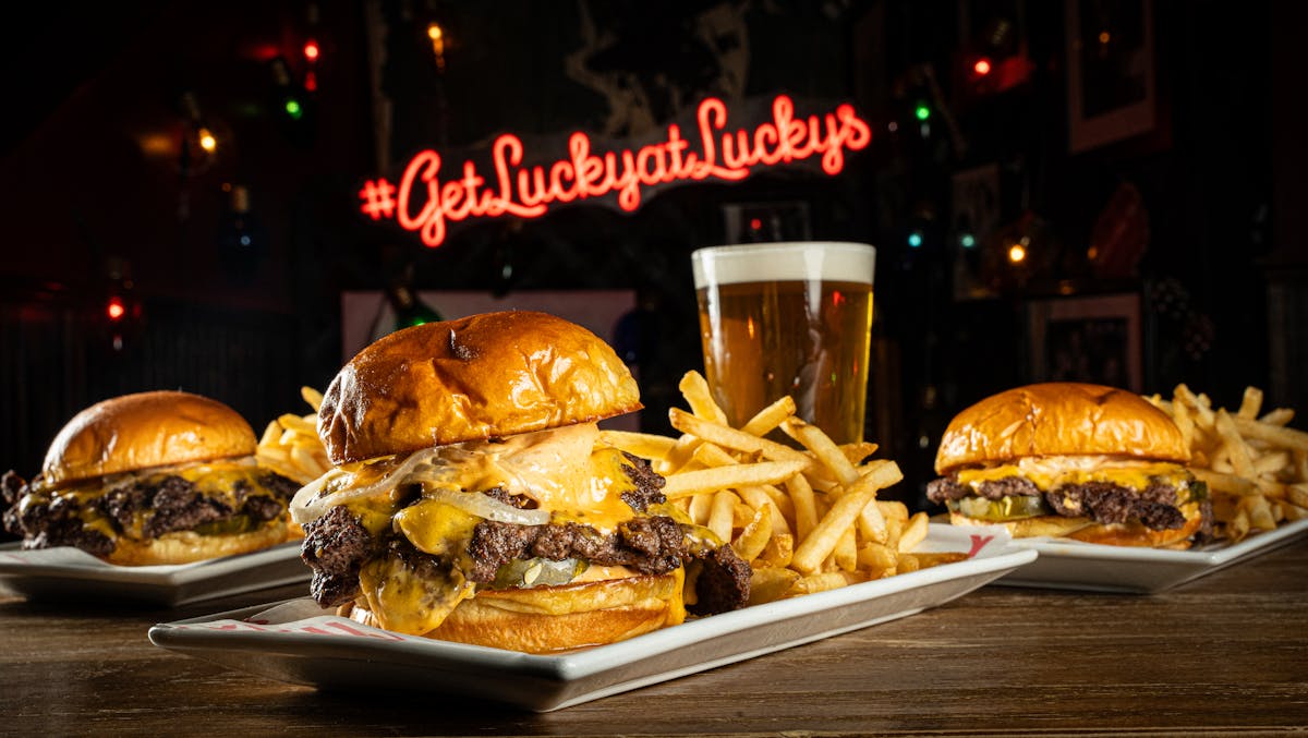 smashburger at lucky's lounge