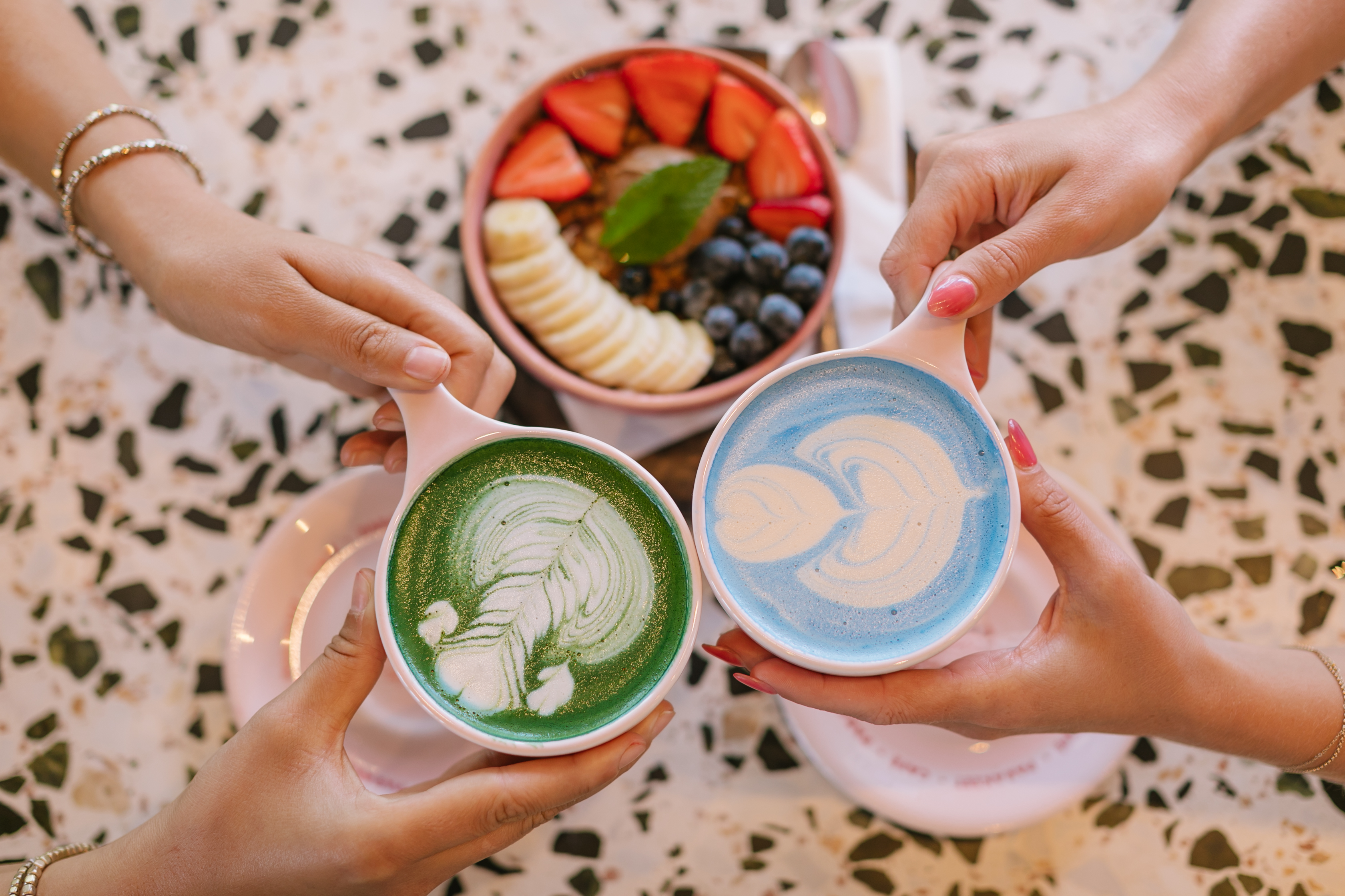 a hand holding a frisbee