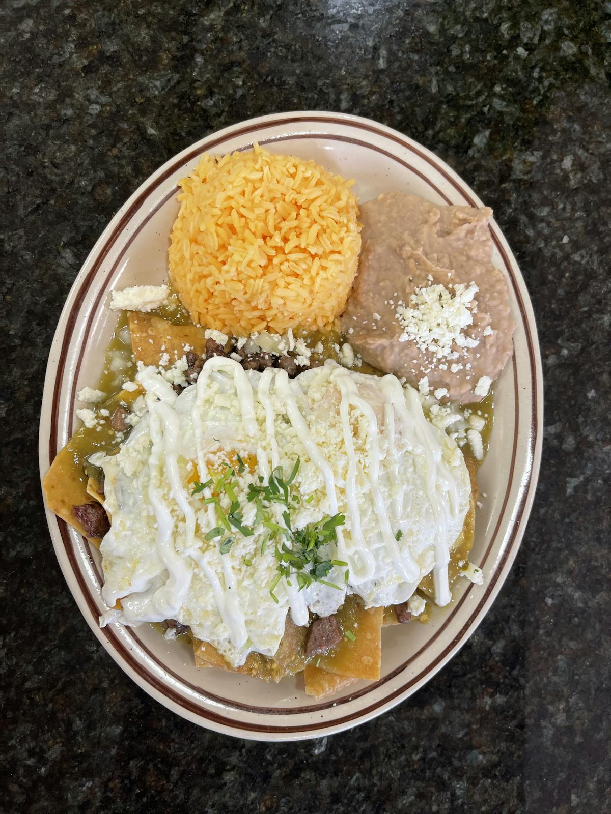 Chilaquiles con steak and eggs