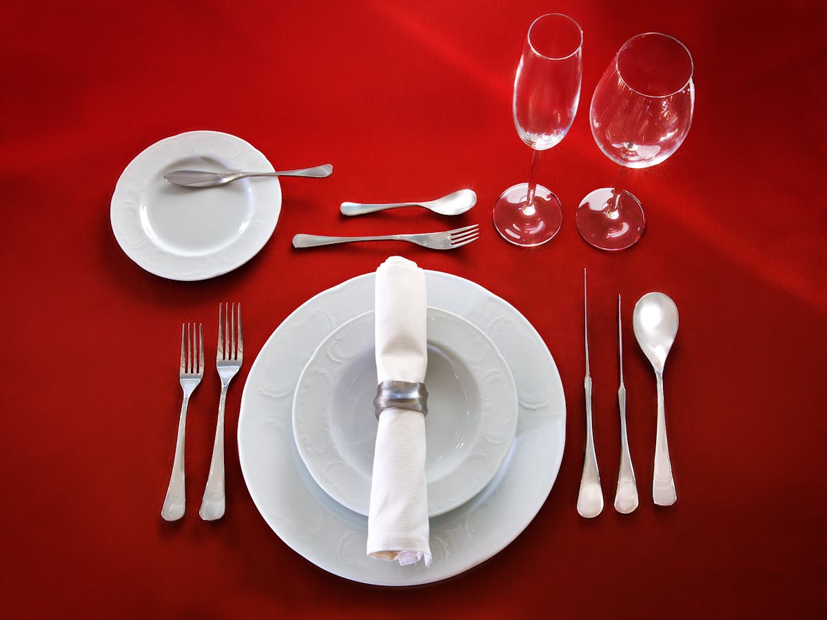 Restaurant table manners for using salt and pepper shakers