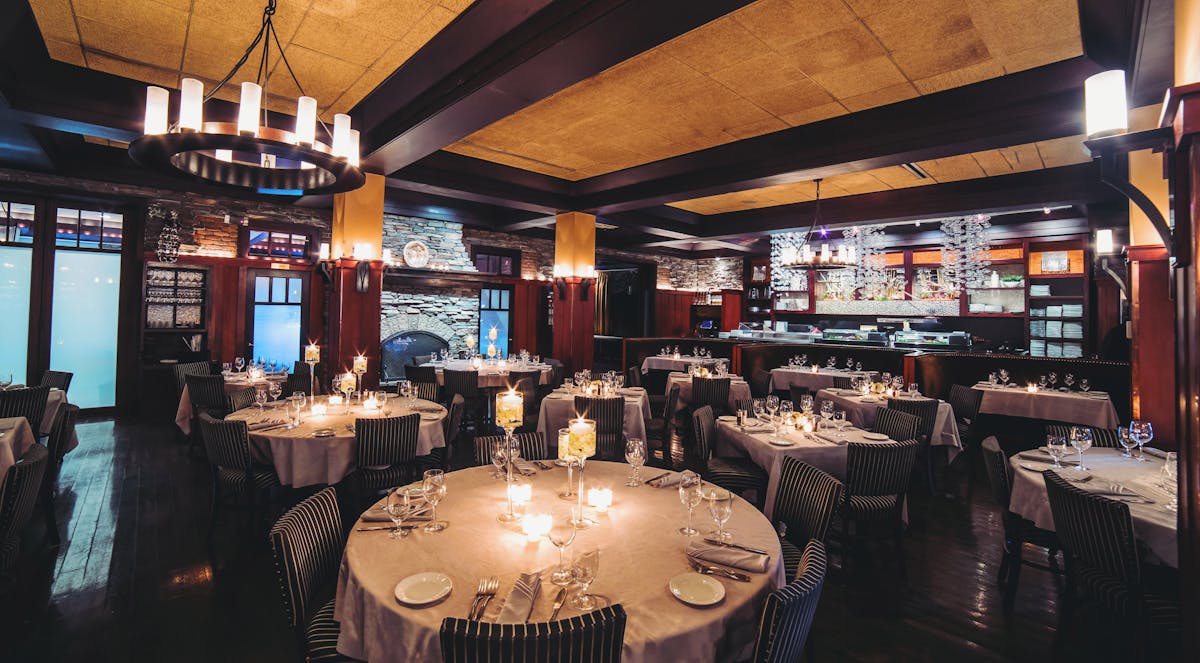 a room filled with furniture and a table in a restaurant