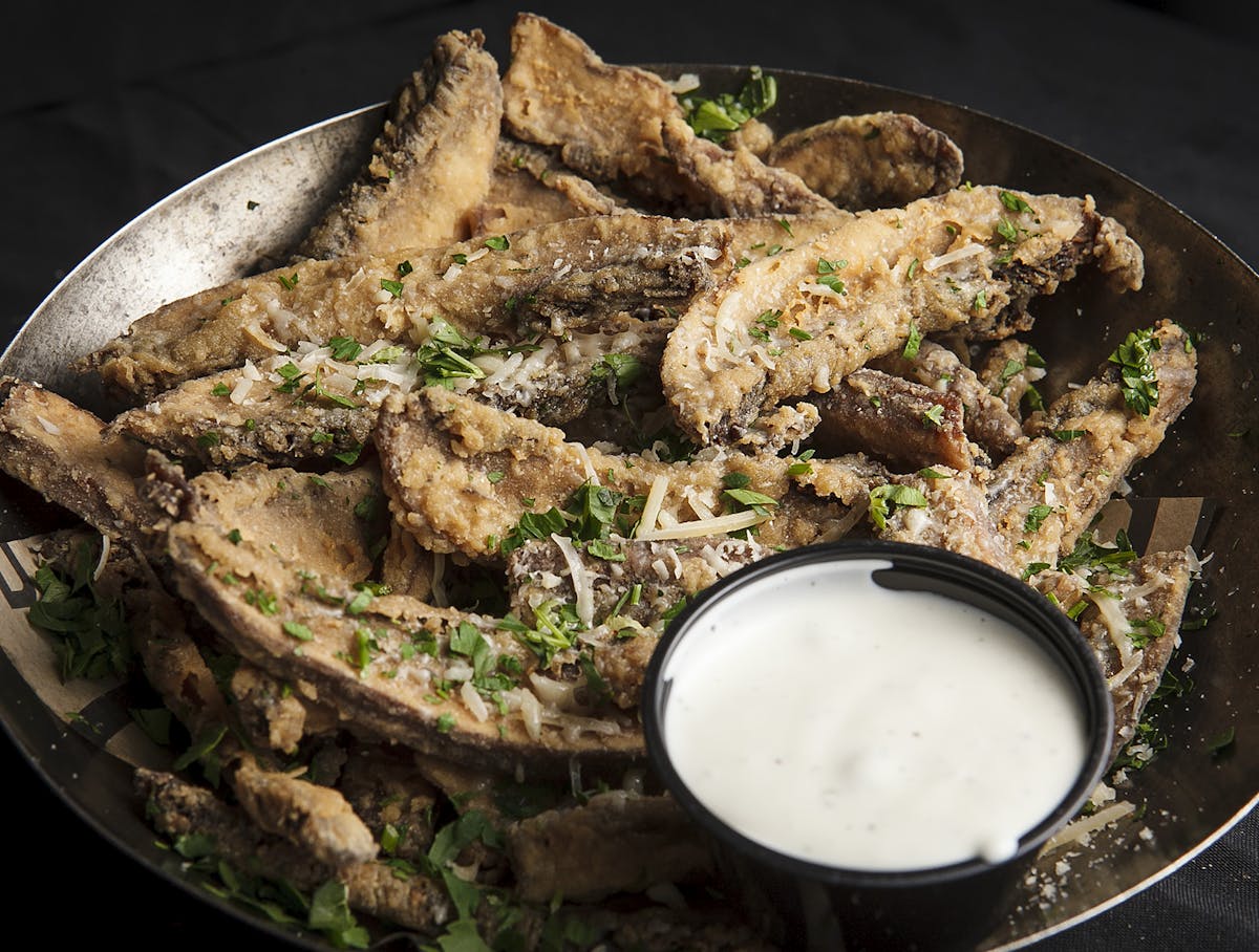Fried chicken wings with ranch sauce