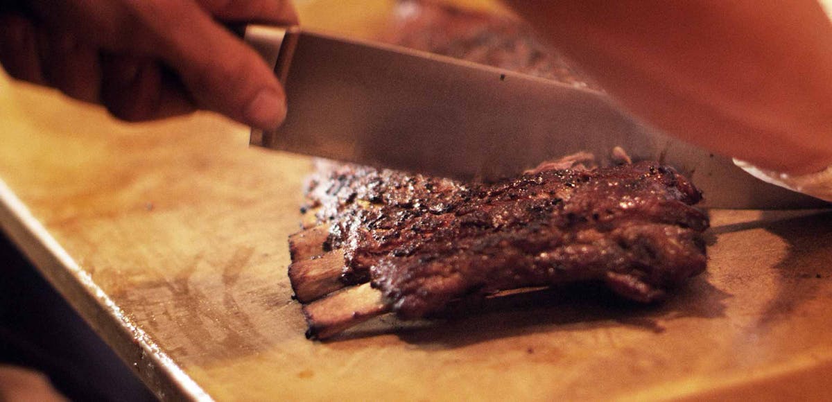 Cutting barbecue ribs