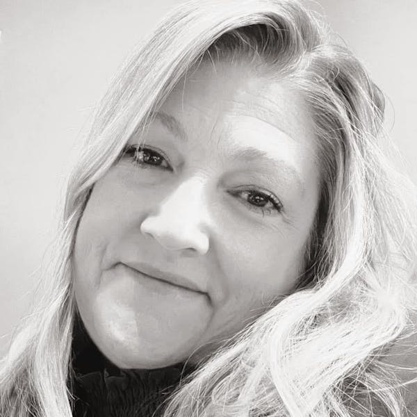 a close up of a woman